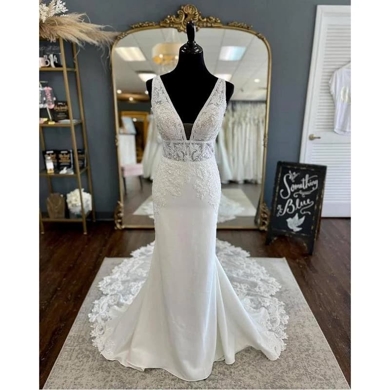 Ivory Lace Satin Sleeveless V-Neck Floor-Length Mermaid/Trumpet Wedding Gowns Chapel Train Custom Made Bridal Dresses