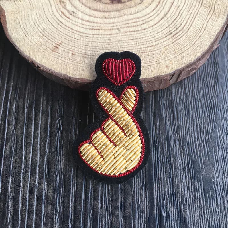 2019 new French design minimalist pattern Sika deer badges Gesture than heart Hand-embroidered Indian silk brooches pin