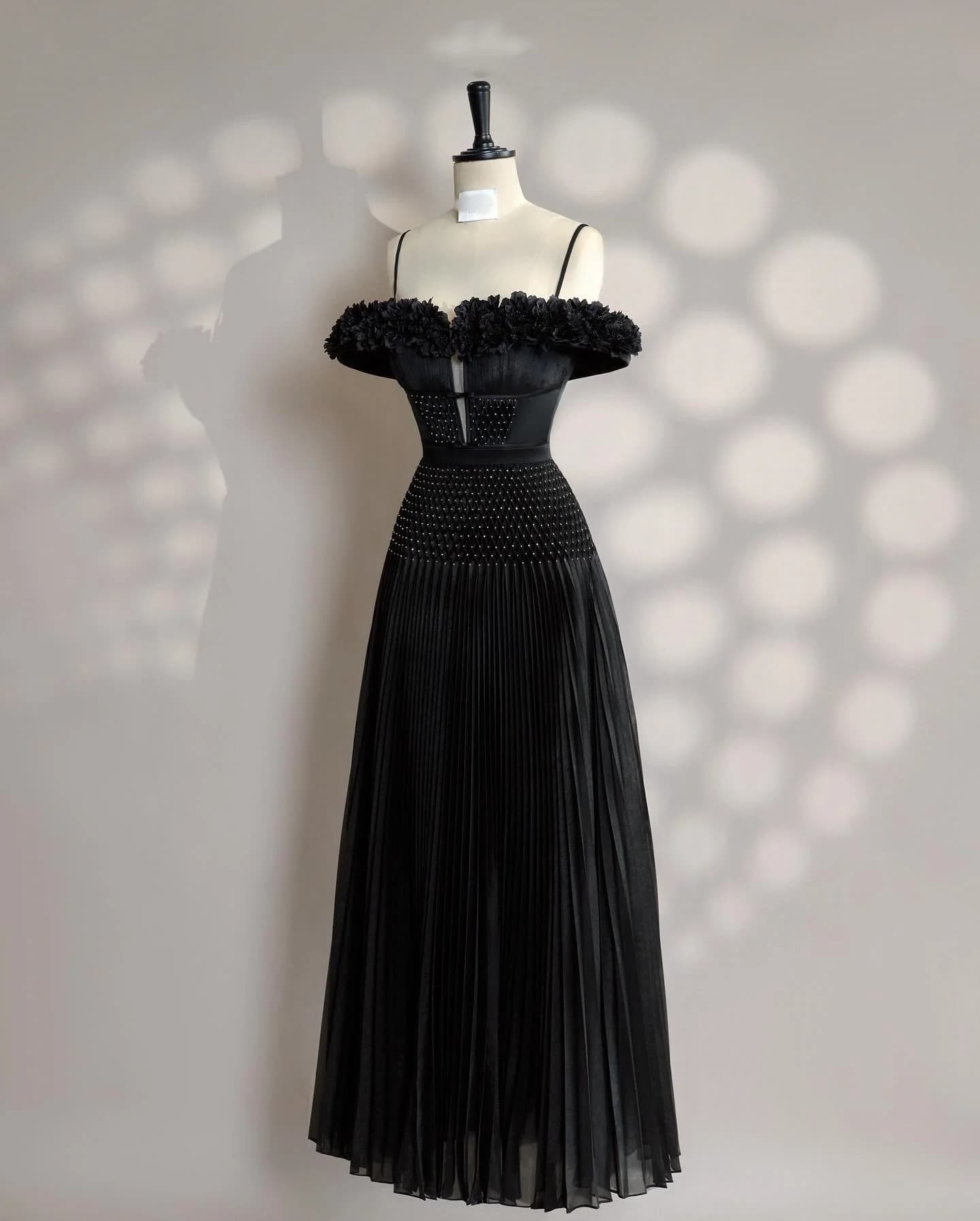 Customized Graceful Chiffon A-Line Spaghetti Straps Appliques and Crystal Evening Dresses Scalloped Black Bespoke Occasion Gowns