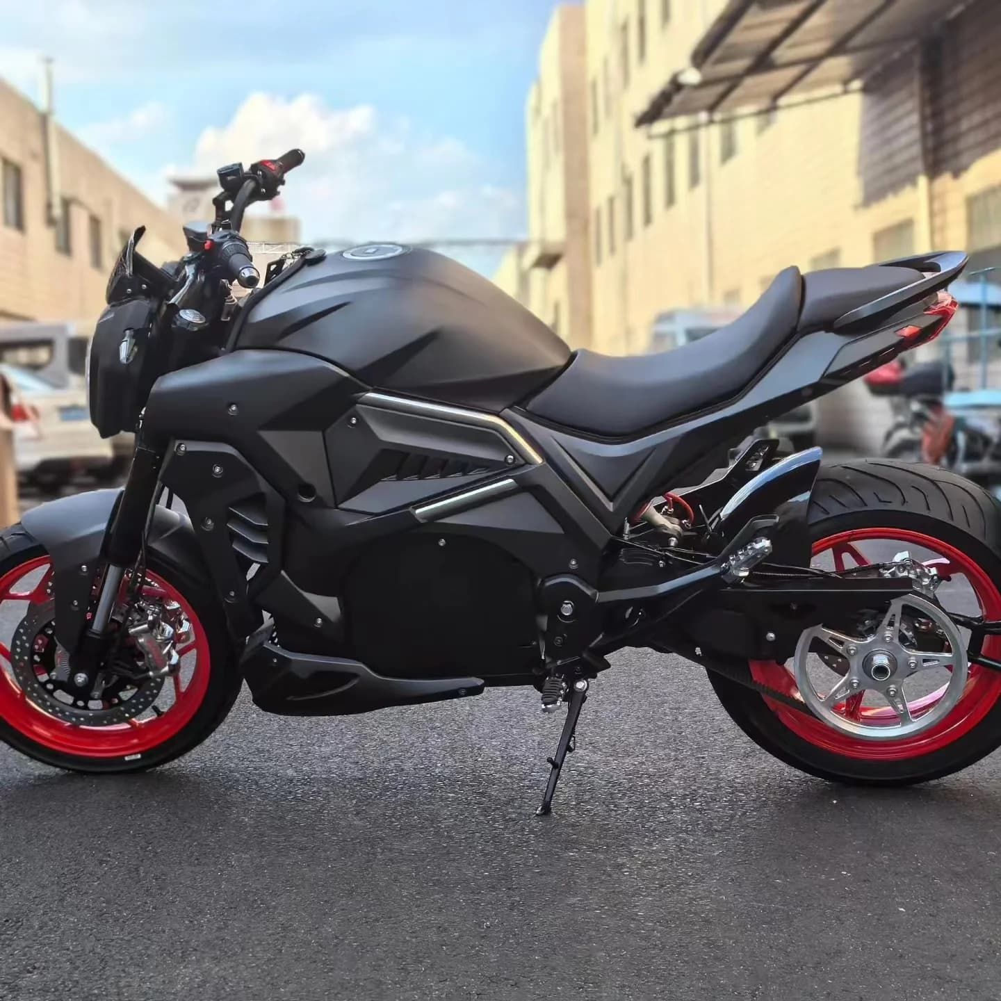 Hot selling road legal e motorcycle 8000W retro high speed electric motorcycle 17 inch wheels 120AH lithium battery remote