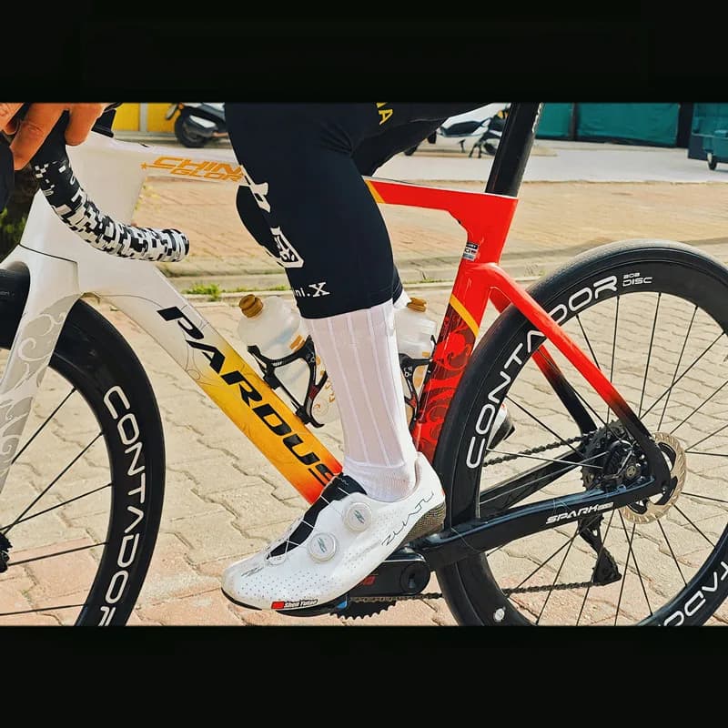 2025 Anti Slip Silicone Summer Aero Socks Whiteline Cycling Socks Men Bicycle Sport Running Bike Socks Calcetines