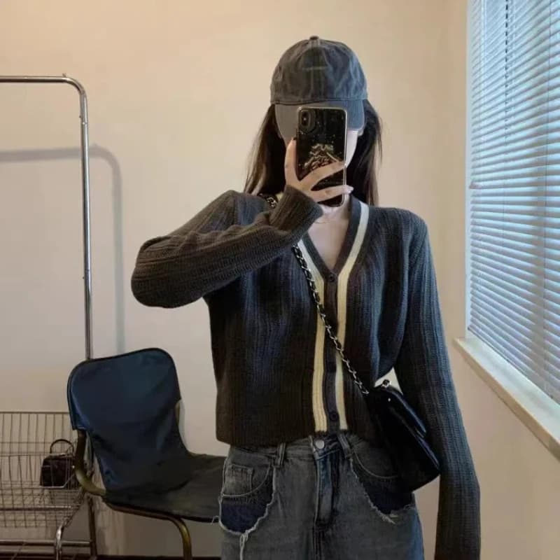 New Korean Style Contrasting Knitted Cardigan with V-neck Inside Short and Small Base Sweater Women's Coat