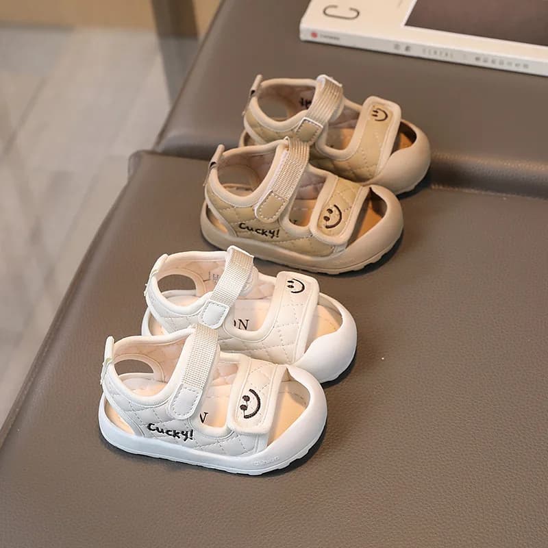 A dropshipping baby shoe 2023 summer baby walking smiling face sandals 0-1-3 years old soft soled men's and women's treasure sho