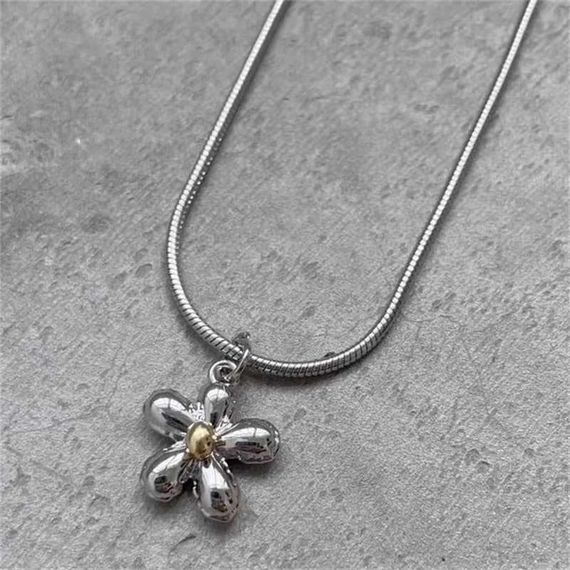 Korean Fashion Sweet Cool Flower Star Butterfly Pendant Necklaces for Women Vintage Elegant Snake Chains Necklace Y2K Jewelry