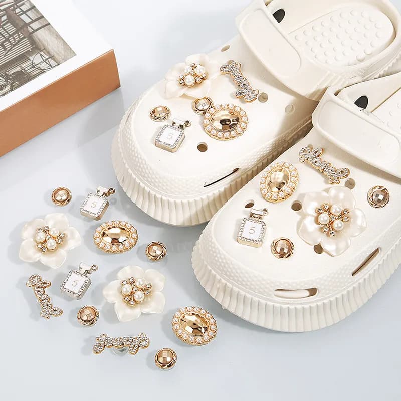 New Fashion Set Hole Shoe Charms Accessories Shoe Buckle Cute Pearl Bear Water Diamond Chain DIY 3D Shoes Decorations