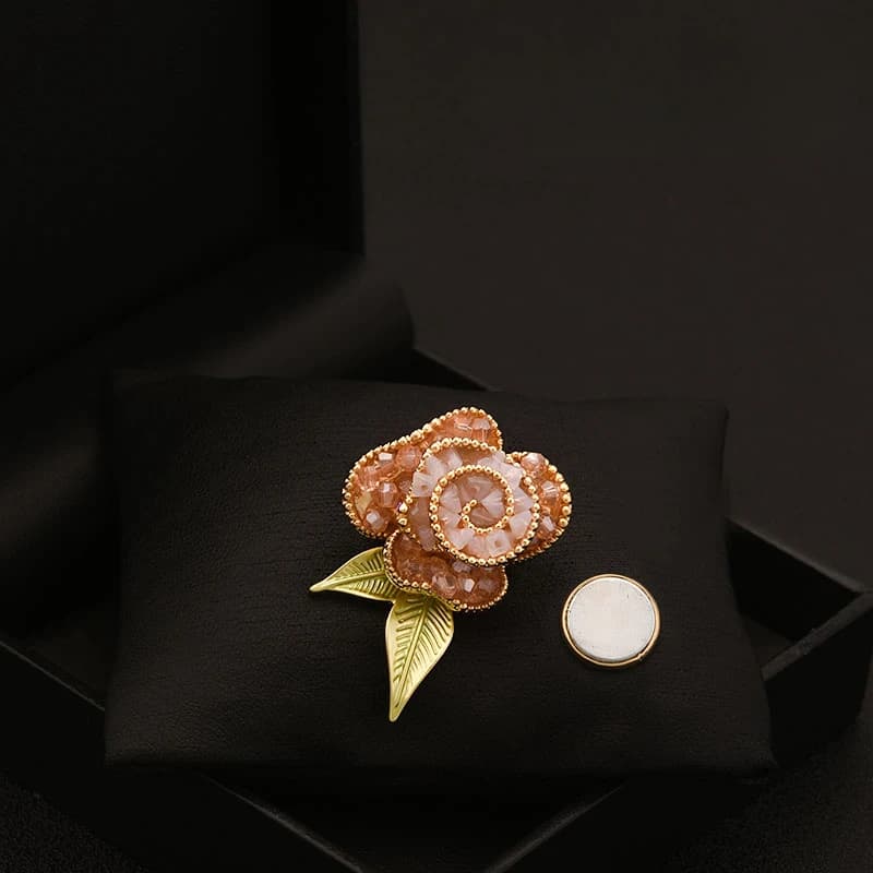 Crystal Rose Seamless Magnetic Buckle Elegant Lucky Flower High-End Brooch Women Gift Anti-Exposure Accessories Jewelry Pin 6161