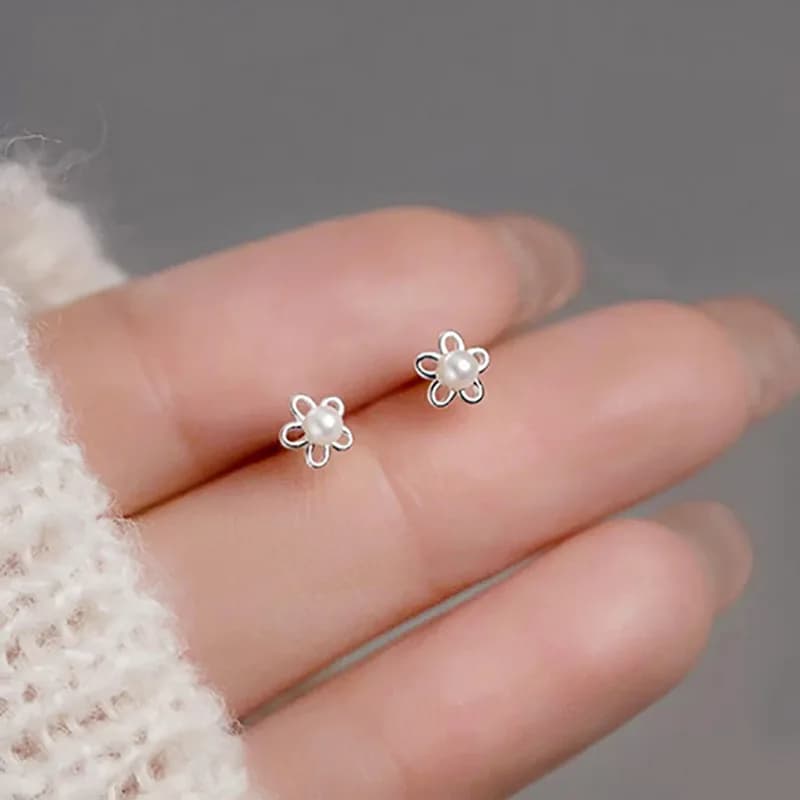 VOQ Simple Flower Stud Earrings Small Fresh Sweet Pearl Earrings for Girls Students Korean Version of Jewelry