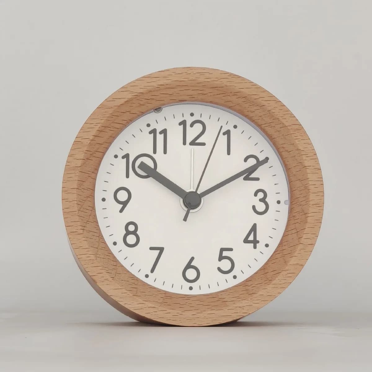 Simple wooden alarm clock student dormitory mute bedside small home desktop round clock