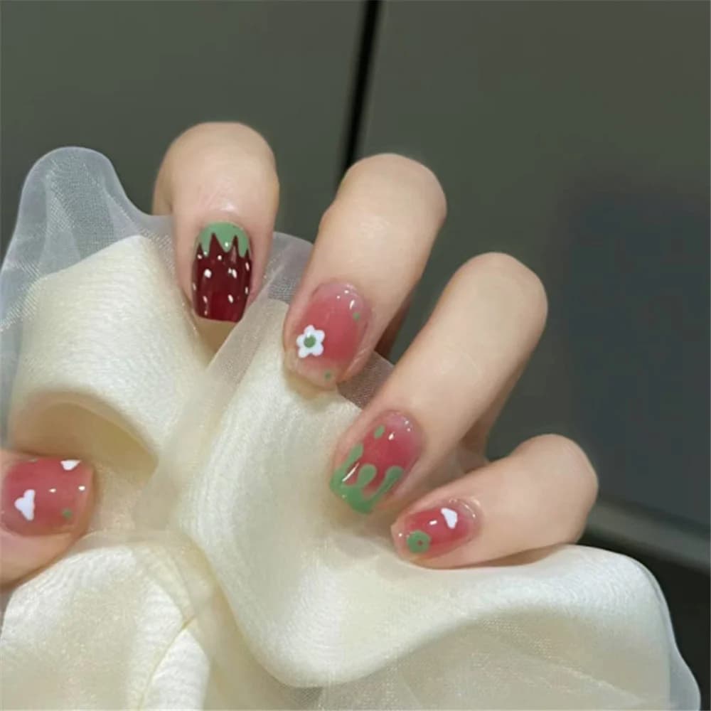 30Pcs/Box Cute Strawberry Manicure French Lovely Small Flower Fake Nail Tips with Design Fashion Blush False Nails Set Press On