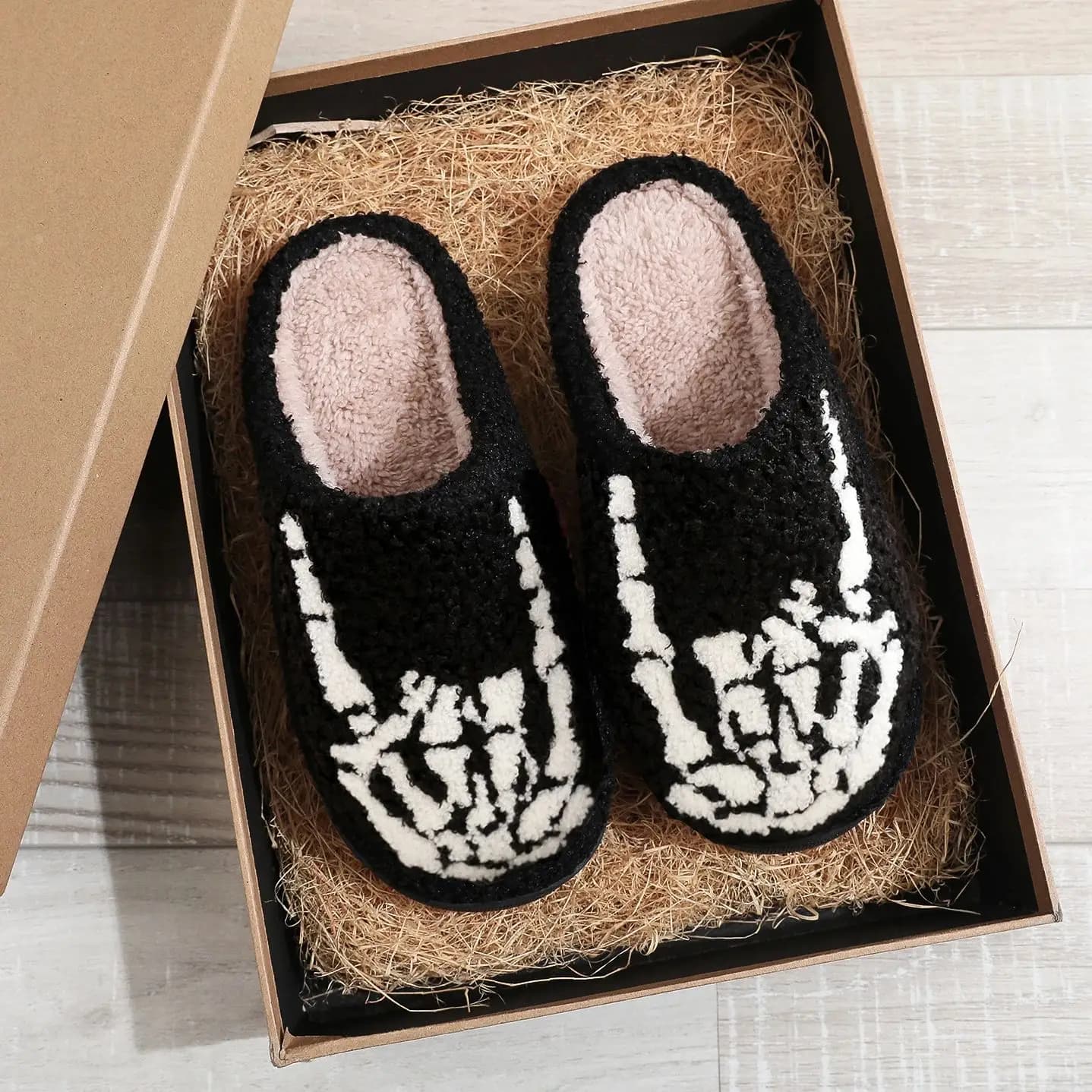 Skull Finger Pattern Skull Embroider Plush Home Thick-Soled Comfortable Woolen Cotton Slippers Rock Finger Warm Non-Slip Indoor Slippers for Men and Women Halloween Gifts