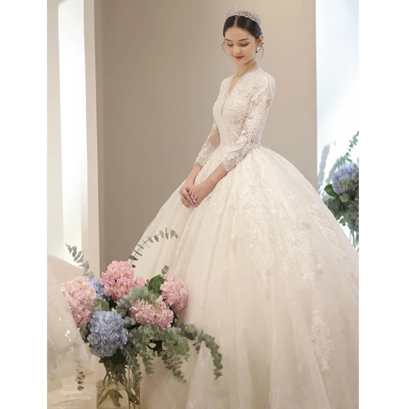 Back Hollowed Out Wedding Dress Elegant Romantic Bridal Dresses Exquisite V-neck Lace Wedding Gown