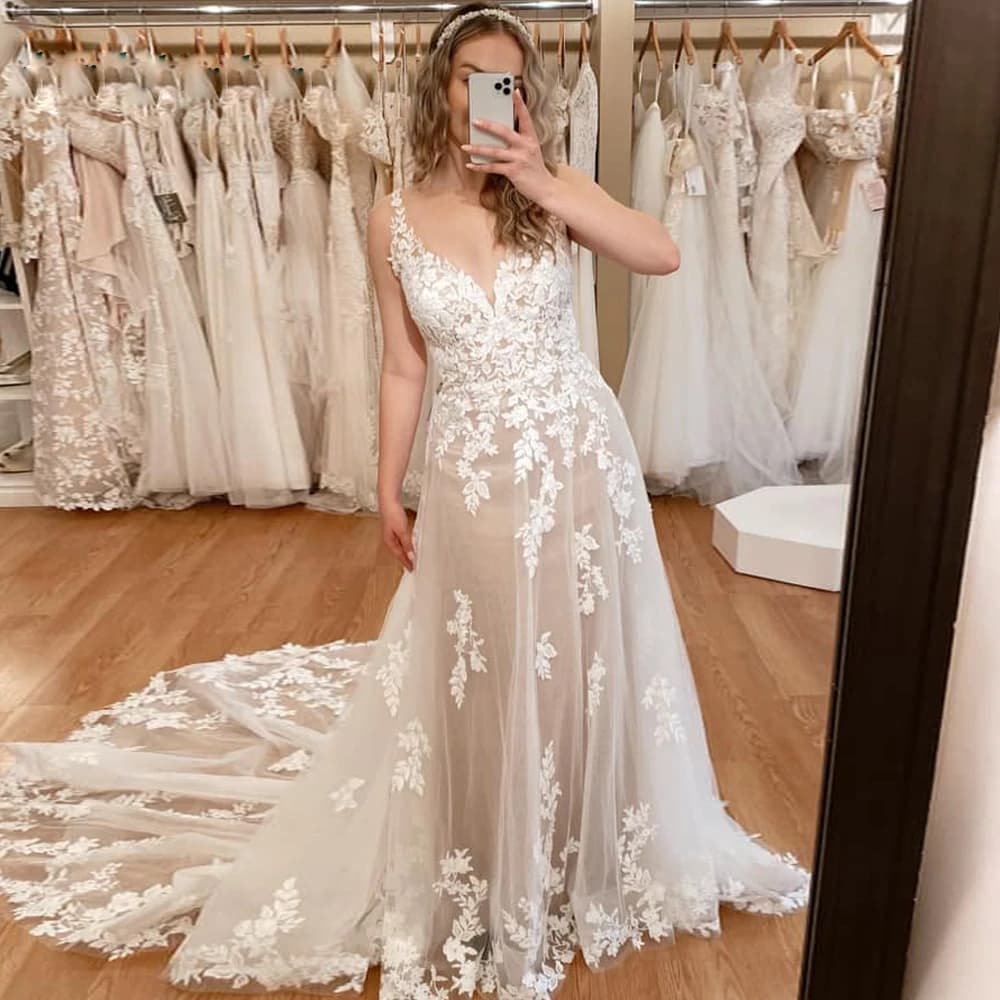 Vintage V Neck Illusion A Line Wedding Dress for Bridal Lace Appliques Bridal Dress Button Back Court Train Robe De Mariee