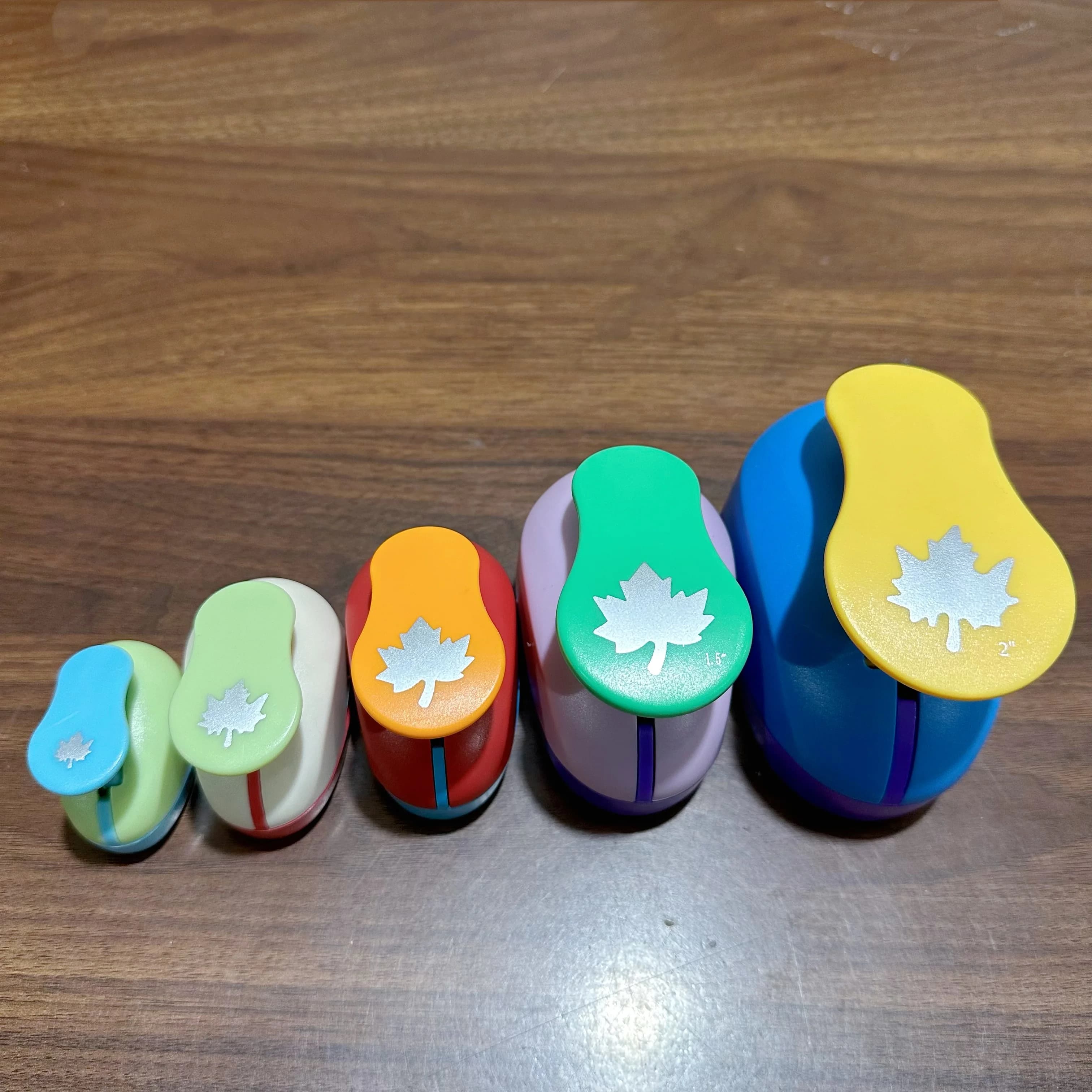 8/16/25/38/50mm Random Color Maple Leaves Punch DIY Embossing Punches Scrapbooking Machine Paper Cutting Hole Punch Cutter