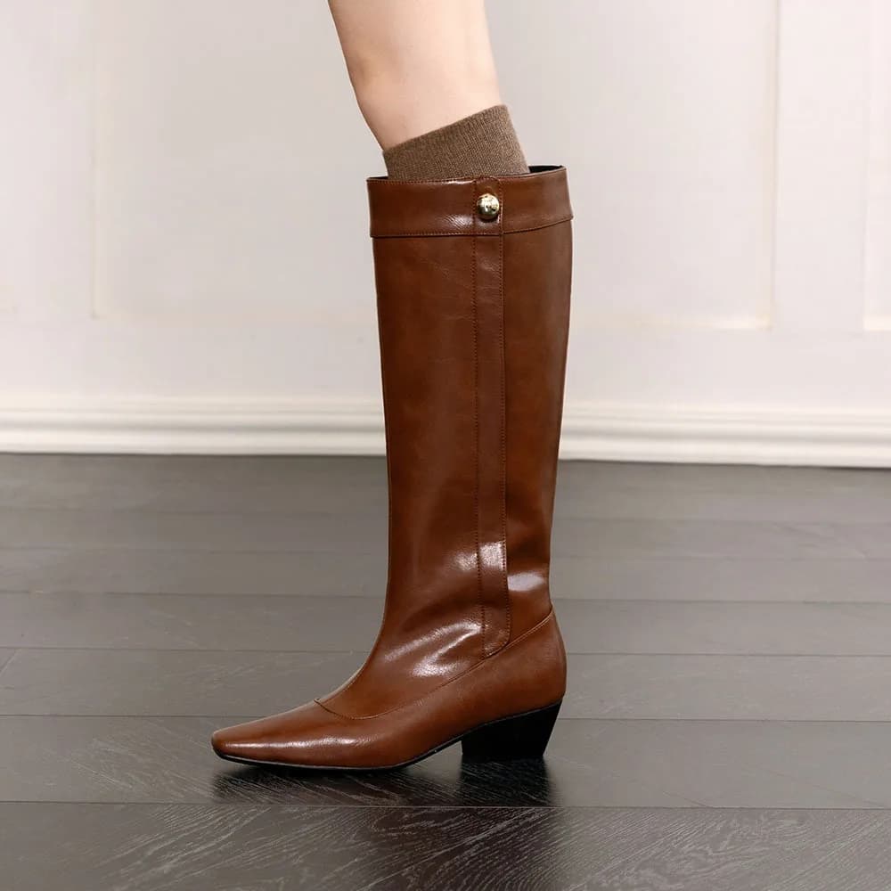 Arden Furtado 2024 Autumn Cowhide Knee high boots Square-head Pull-on Middle heel Modern boots Metal buttons Large size boots