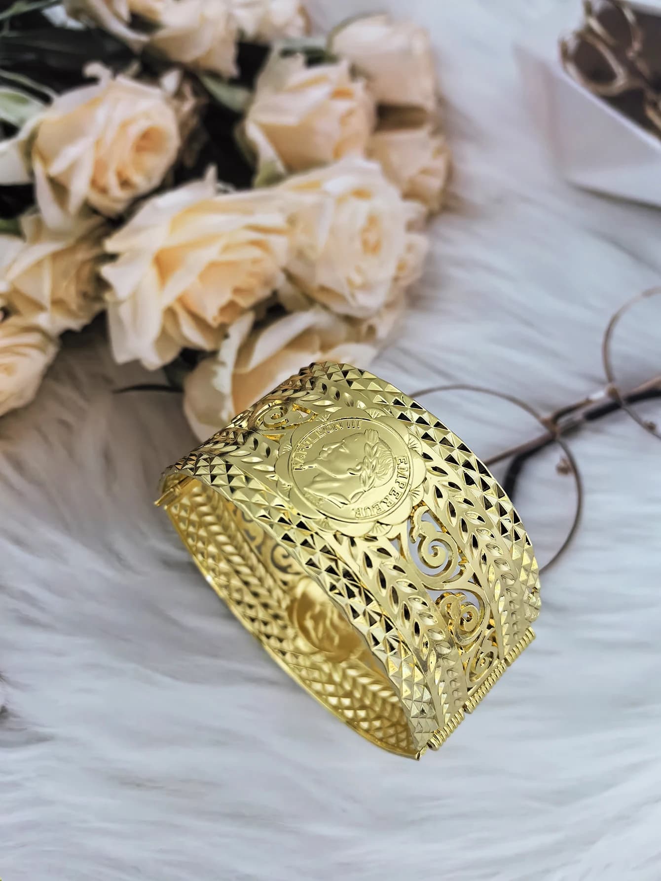 A Finely Engraved Alloy Bracelet Napoléon Figurines Alloy Bangle Bridal Jewelry Can Be Opened