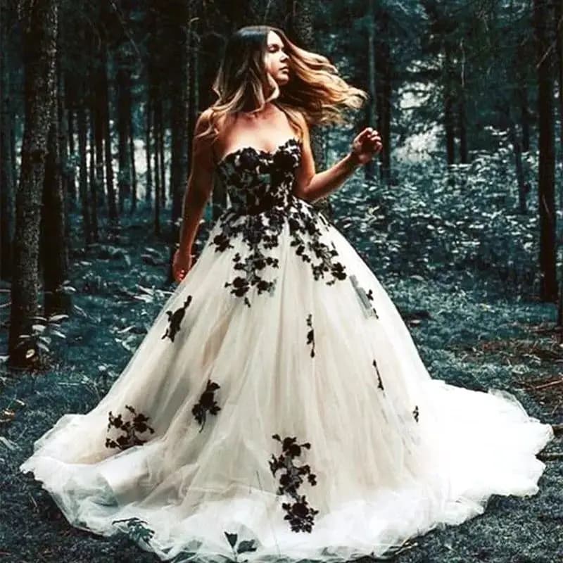 Black And White Wedding Dress Lace Appliques Sweetheart Neck Sleeveless Long Tulle Gothic Bridal Gowns Court Train Customized