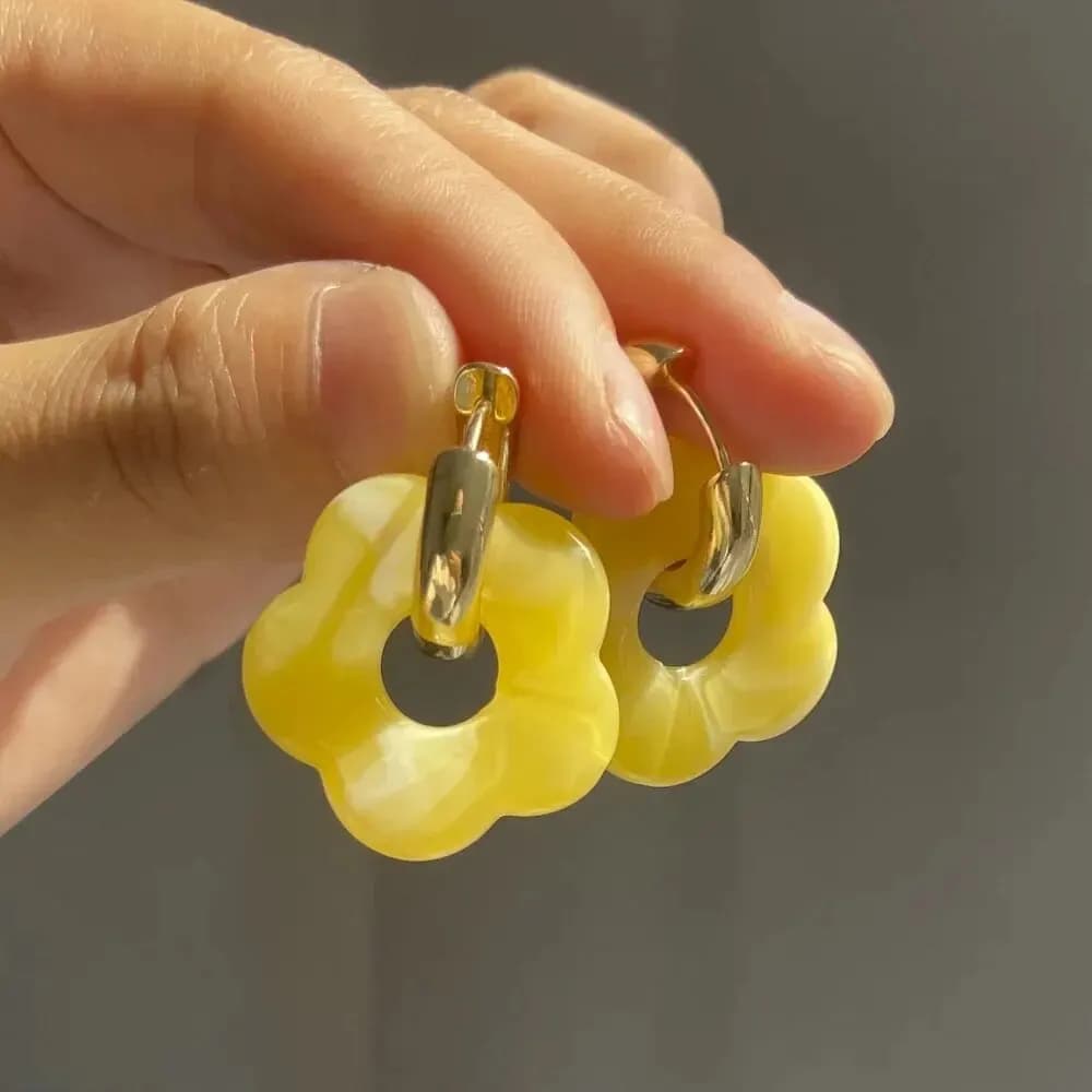 Women Flower Shape Charm Hoop Earrings Yellow Swirl Resin Clear Green Grey Color Gold Plating Hoop Drop Earrings Fashion Jewelry