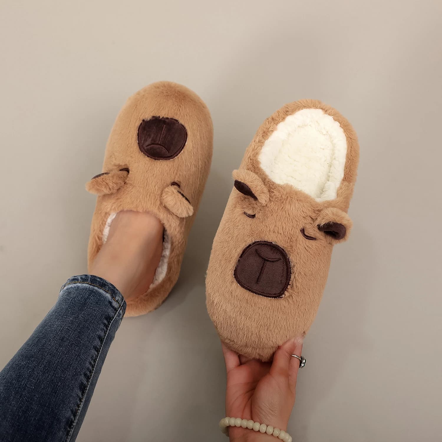 A Pair of Brown Plush Kapibara Animal Patterns, Furry Home Soft Soles, Comfortable Furry Slippers, Cute, Warm and Non-Slip Indoor Slippers for Men and Women, Lightweight, Silent and Comfortable Shoes,