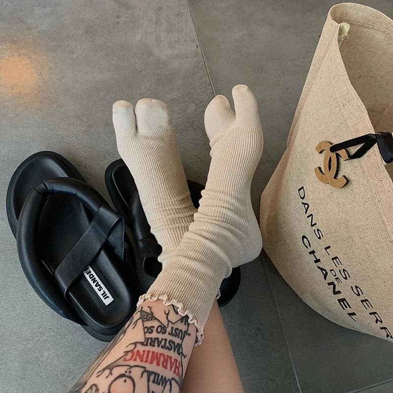 High Quality Combed Cotton Split Toe Woman Socks Solid Color Simple Comfortable Soft Two-Toed Japanese Harajuku Women's Tabi Sox