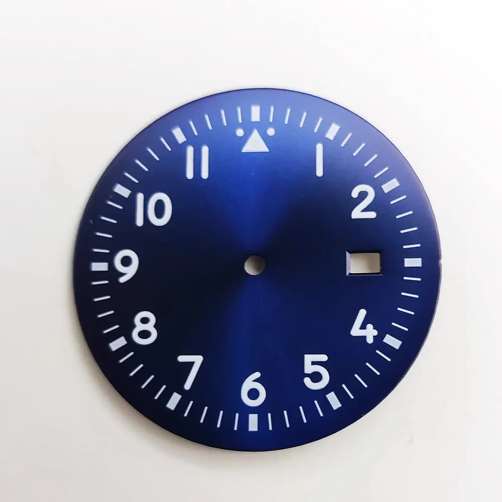 The 35.5mm large dial is equipped with an ultra-luminescent sterile surface for the NH35A movement