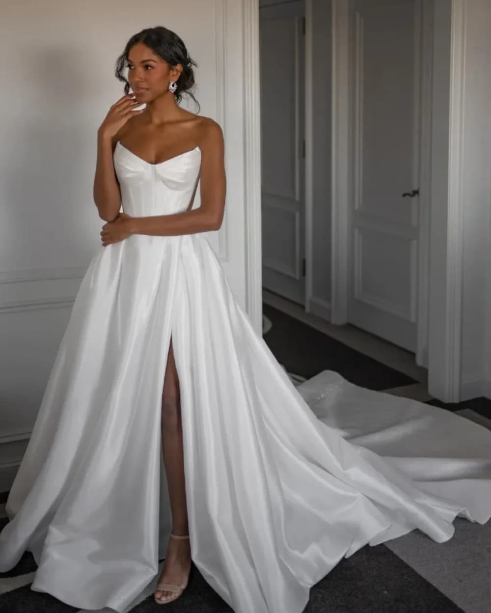 Sexy A Line Wedding Dress Strapless Thigh Slit Wedding Dresses vestidos de novia Bone Bodice designer bridal gowns Customized