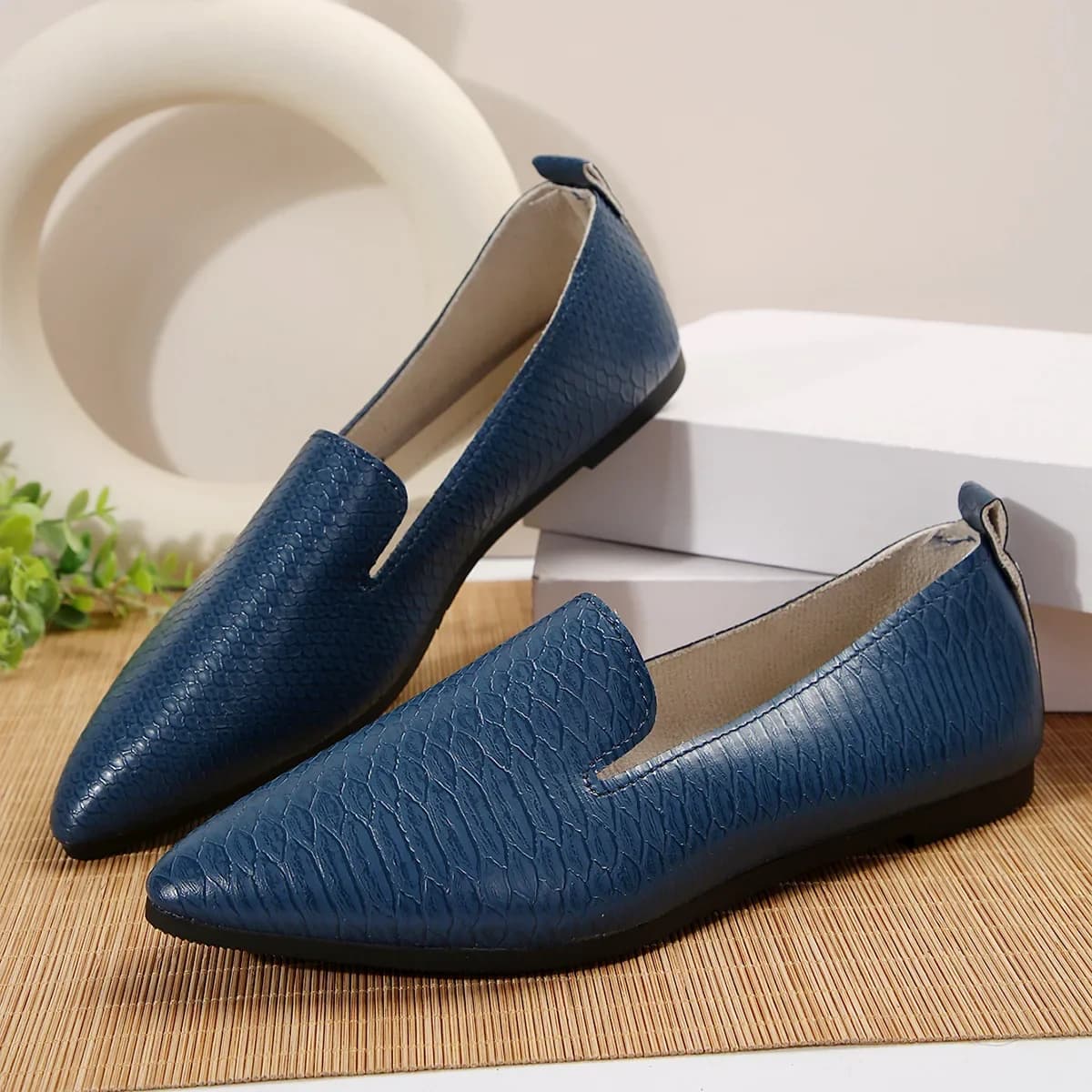 Pointed Single Shoes Female 2024 New Shallow Mouth Blue Snake Print Flat Women's Shoes Fashion Versatile Work Shoes Sneaker