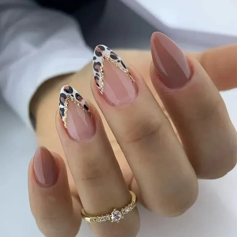 24Pcs Short Red Brown Press on Nails V-shaped Leopard Print Fake Nails Irregular French  Wearable Full Cover False Nails Tips