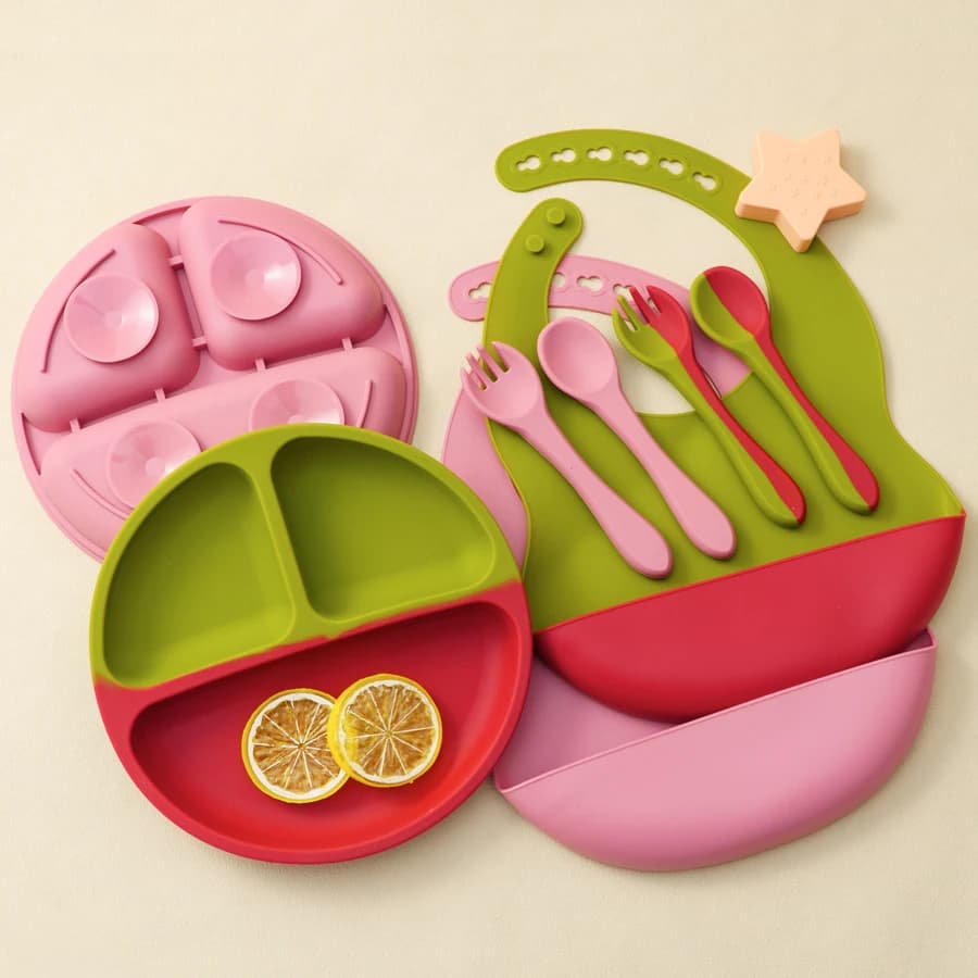 4PCS Baby Silicone Tableware Sets Contrasting Colors Dining Sets Suction Plate Waterproof Bib Portable Baby Spoon Fork