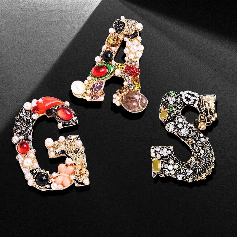 Retro and fashionable rhinestone pearl letter chest flower high-end Korean version brooch clip