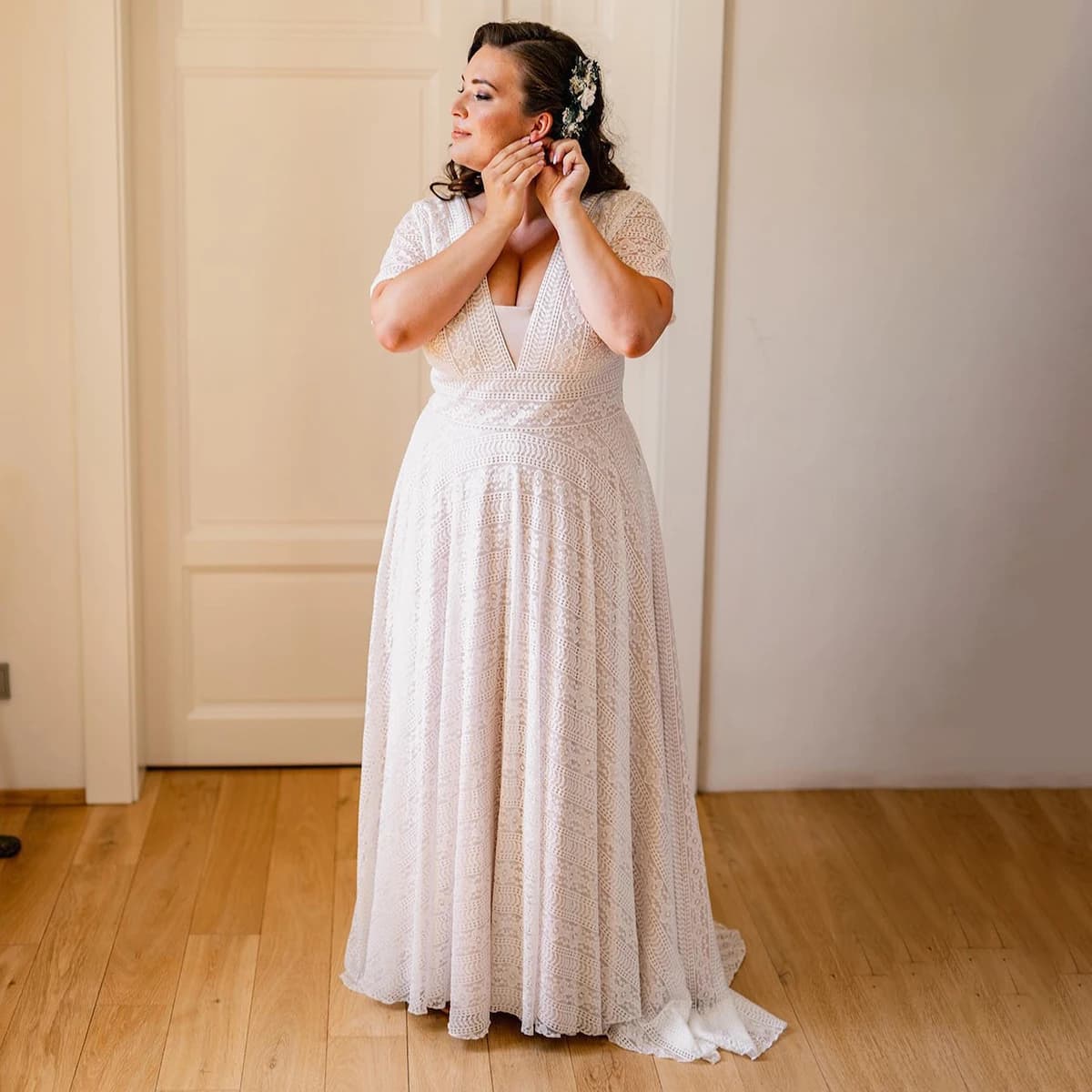 Customized Overweight Plus Size Lace Short Sleeves Garden Wedding Dress A Line V Neck Boho Drop Ship Bridal Gowns