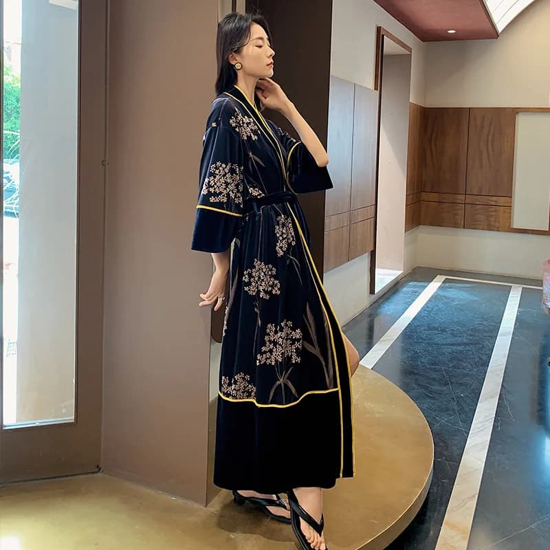 Women Luxury Velvet Sleepwear Robe Soft Long Nightwear Loose Peignoirs 2023 New Autumn Nightgown Female Home Dressing Gown