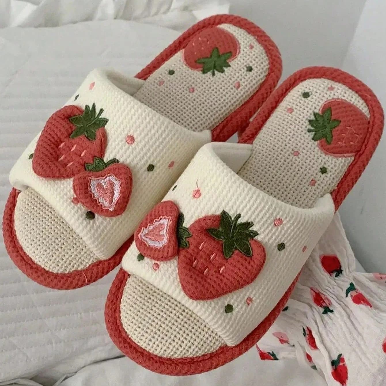 2023 New Fashion Soft Ladies Casual Cute Strawberry Pattern Design Comfortable Female Linen Home Slippers