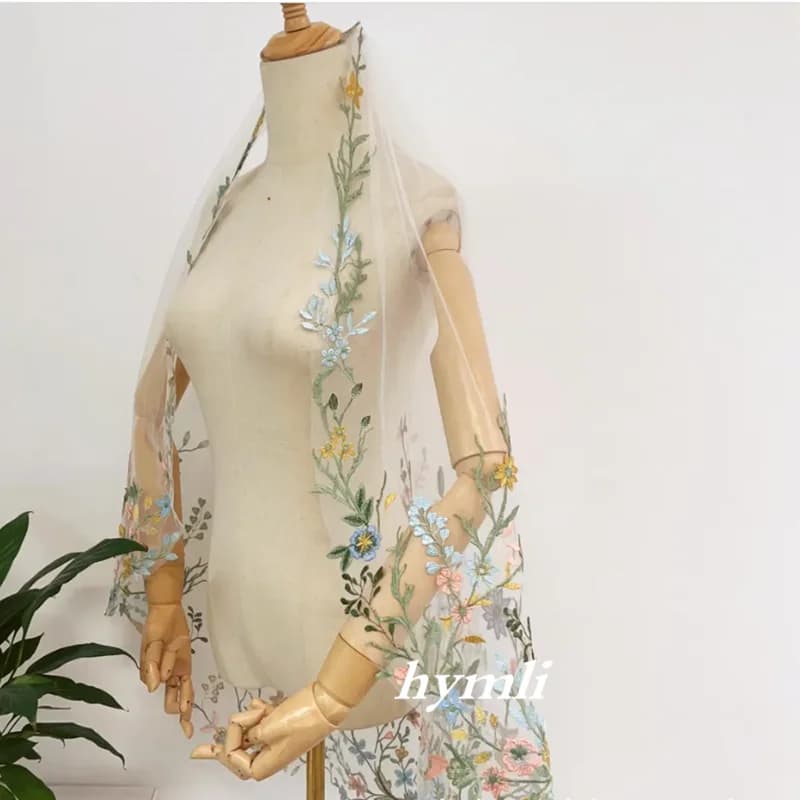 Flower Embroidered Lace Bridal Veil Wildflower Design Fingertip Length Floral Wedding Veil with Metal Comb