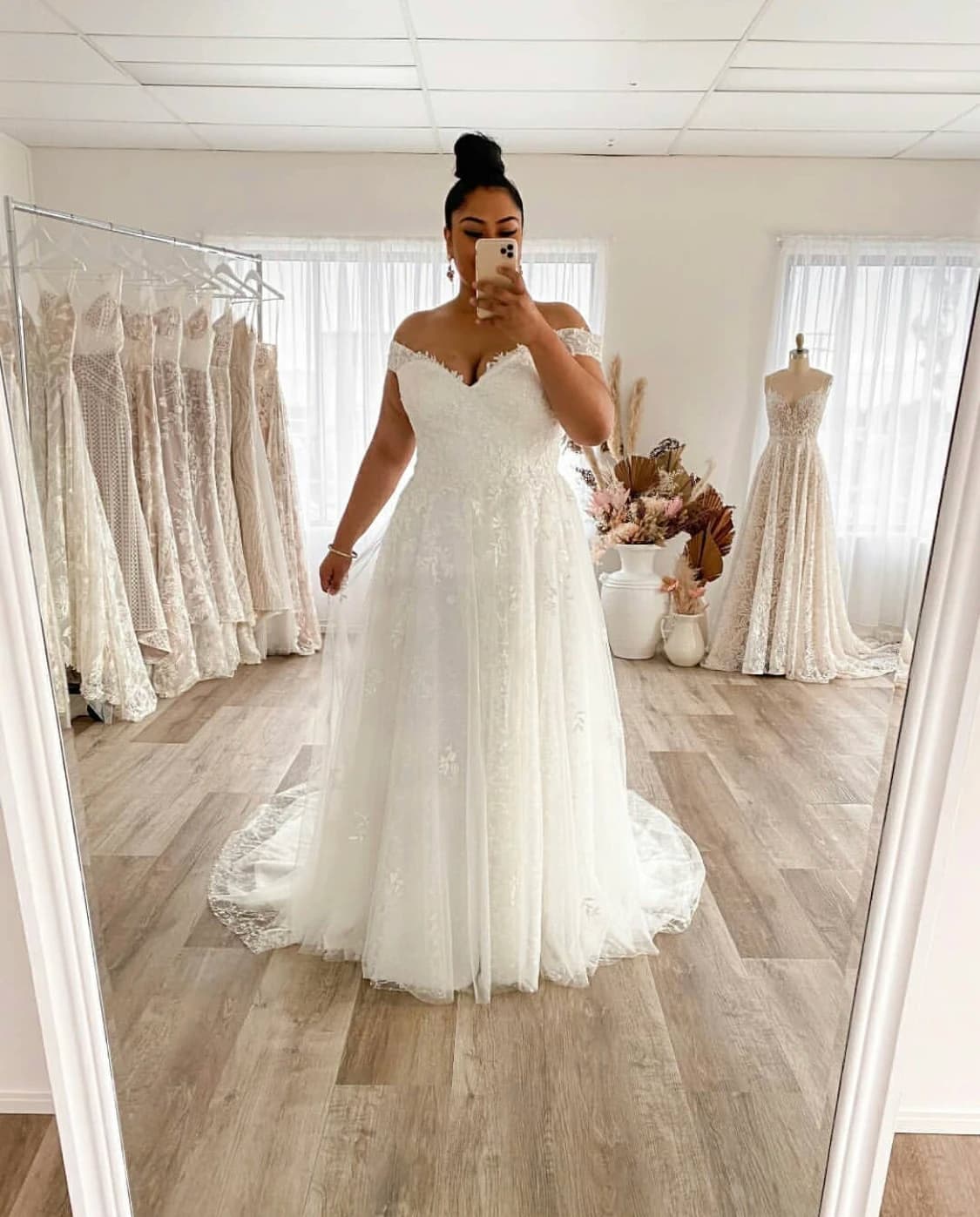 Customized A-Line Off Shoulder Lace Applique Wedding Dress Tulle Backless Robe De Mariée Orienta Bridal Gown Custom Made