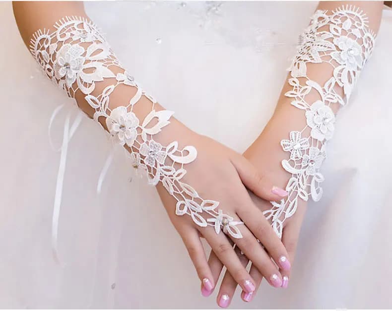 New Arrival Ivory Bride gloves Lace Appliques Beaded Cheap Fingerless lace gloves Sexy Wedding accessories Novia Bridal gloves