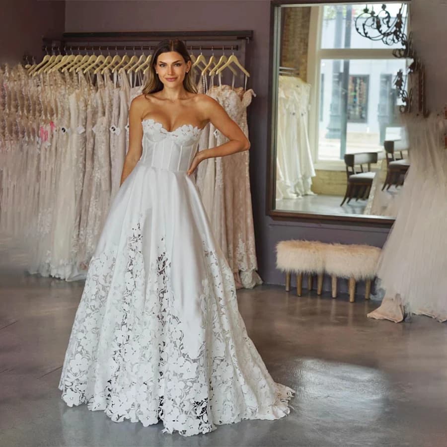 Customized New Fashion Sweetheart Sleeveless Satin With Lace Skirt A-Line Bride Dress Backless Zipper With Buttons Wedding Gown