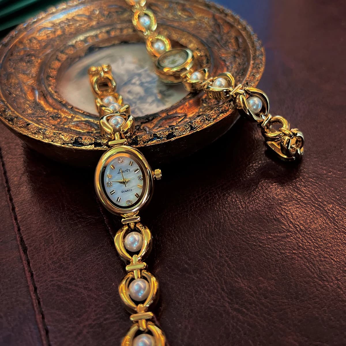 1pc French Fashionable Elegant Ladies' Pearl Strap 30m Waterproof Oval Quartz Wristwatch For Daily Wear Holiday watch for women