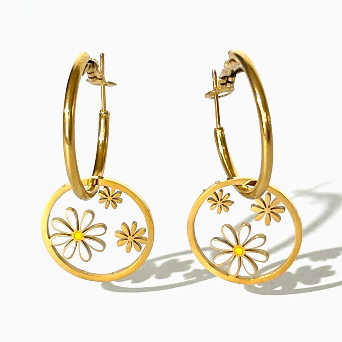 Peri'sbox Stainless Steel 18K Gold Pvd Plated Triple Daisy Charm Hoop Earrings Spring Summer Enamel Flower Jewelry Gifts for Her