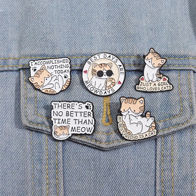 A GIRL WHO LOVES CATS Pines Lapel Badges Animal Jewelry Gift for Kids Friends Cute Cheese Cat Enamel Brooch Custom JUST