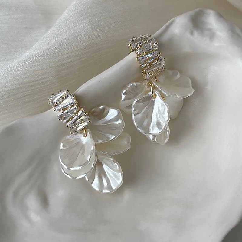 2024 New Classic Fashion Glossy Earrings Women Simple Korean White Shell Flower Earrings Temperament Light Luxury Jewelry Gift