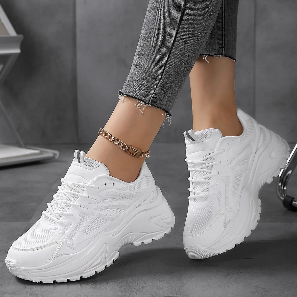 The new plus size cute solid color fashionable versatile women's casual lace up breathable high elasticity sports shoes are ligh