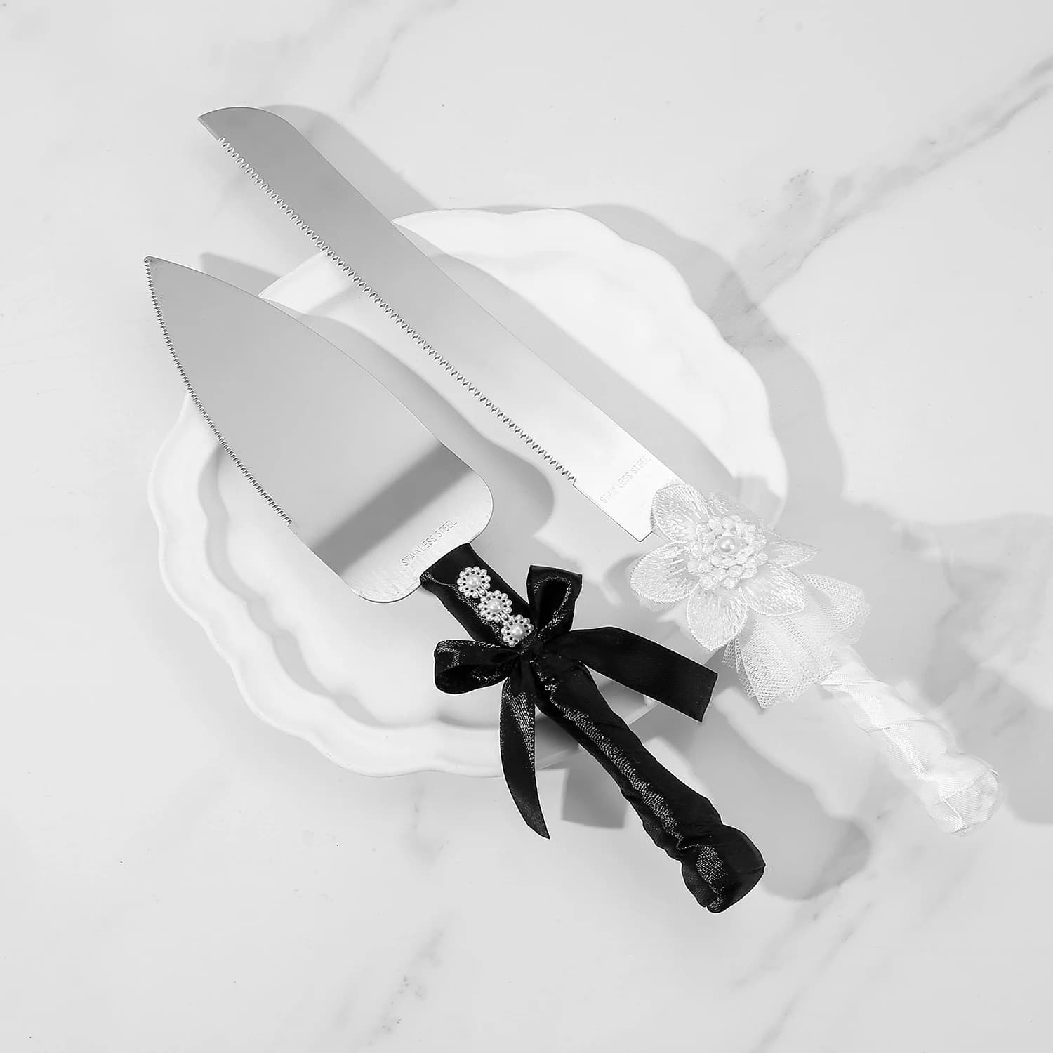 Stainless steel cake tableware, decorated with flowers and lace, wrapped in black and white - elegant wedding tools