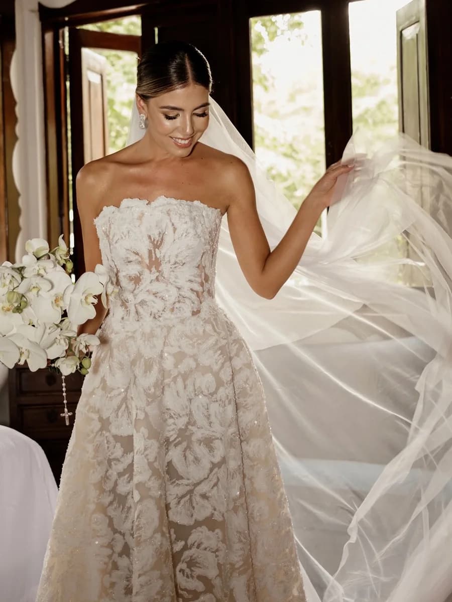 2024 Strapless Wedding Dress Featuring Stunning Lace Appliques and Floral A-Line Silhouette Bridal Dress