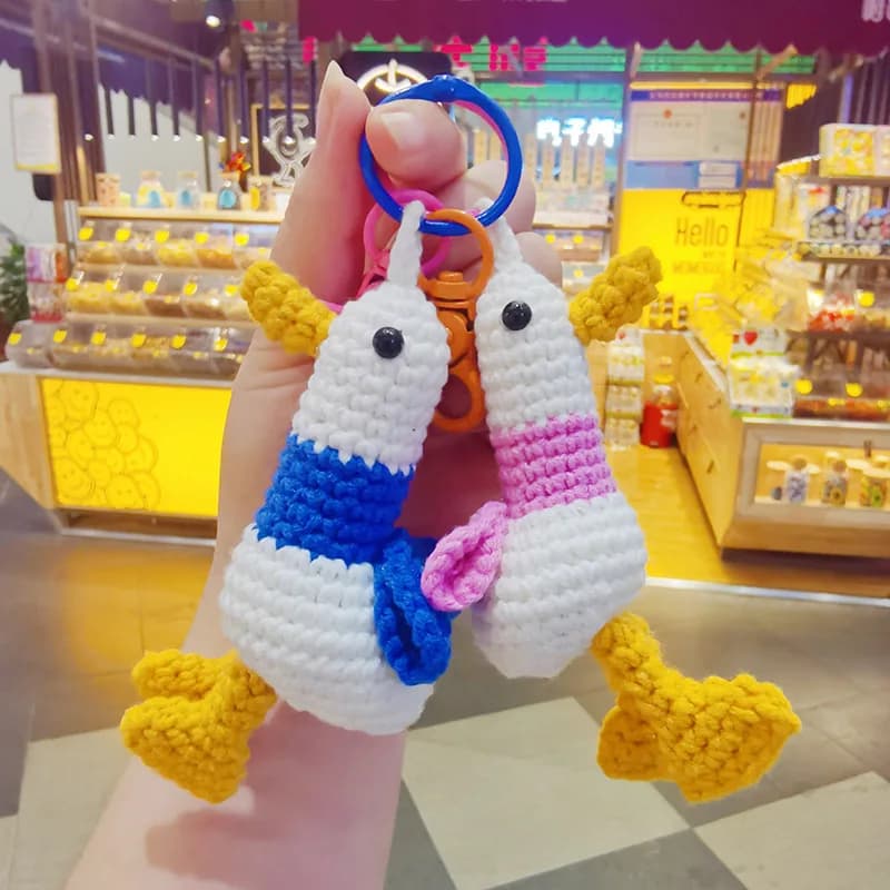 Cute Knitting Duck with Scarf Keychain Creative Knitted Animal Car Keychain Wholesale Weaved Duck Keyrings for Couple Gifts 2024