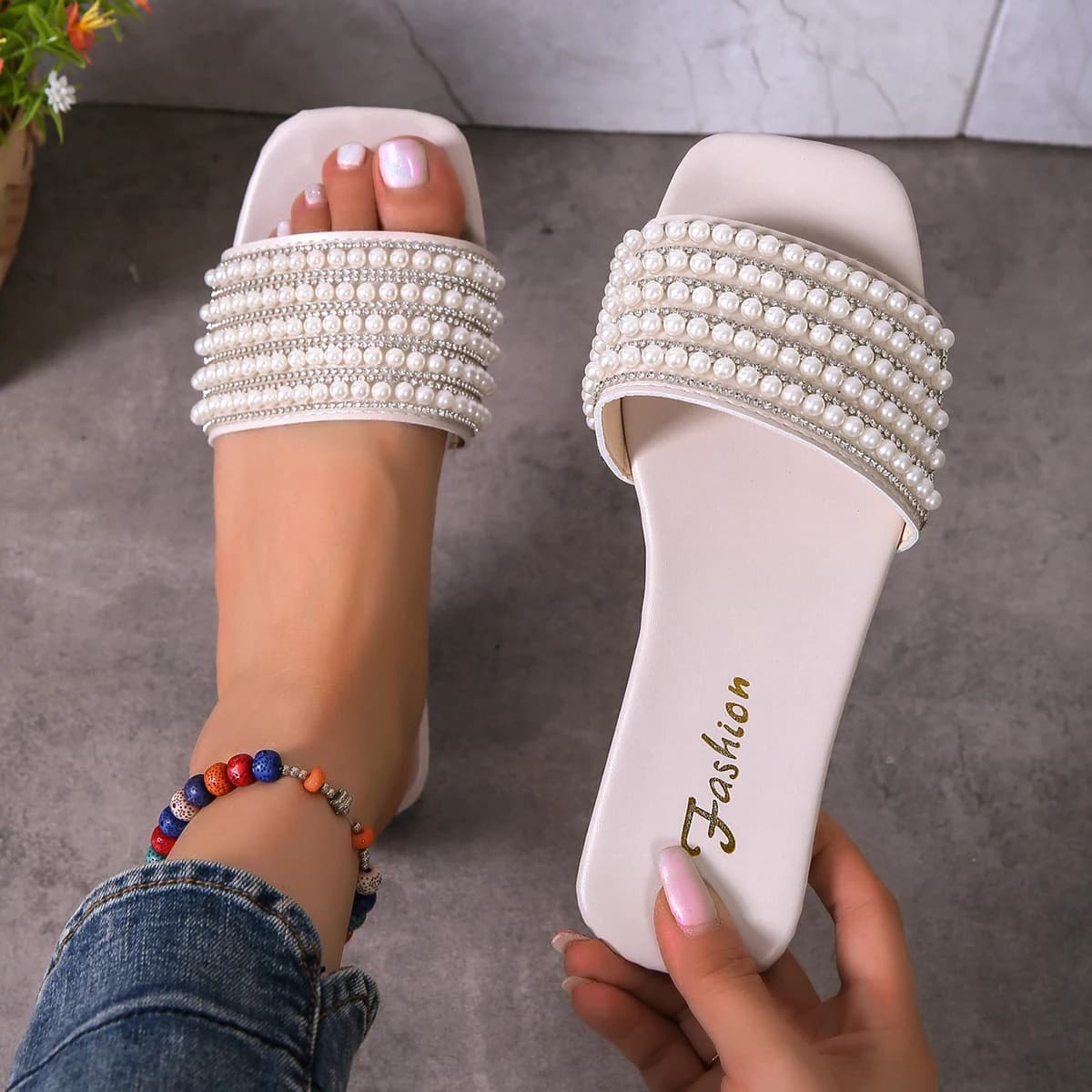 Women's fashionable flat sandals with artificial pearl and rhinestone decoration slippers