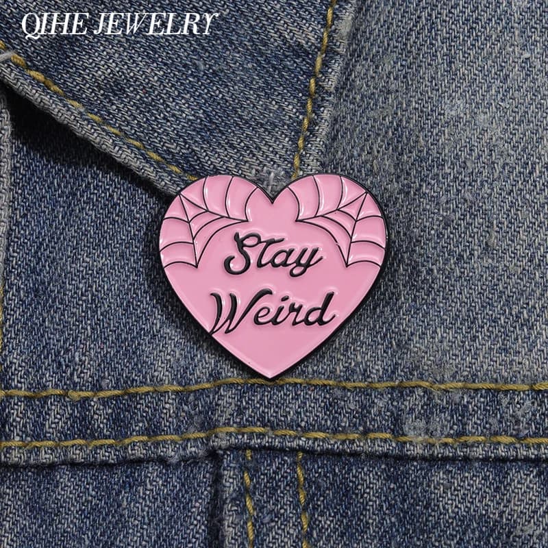Stay Weird Pink Heart Brooch Enamel Pins Custom Stick to Yourself Metal Brooches Shirt Lapel Badges Cute Jewelry Gift Wholesale