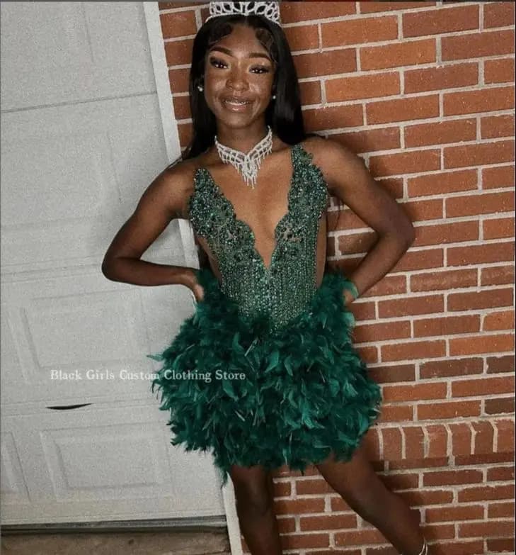 Sexy V Neck Feather Homecoming Party Dress 2024 Luxury Rhinestone Beaded Applique Black Girl Queen Dress vestido coctel