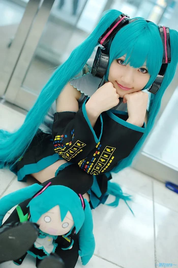 Full Set of Vocaloid Cosplay Hatsune Miku Costume with Harajuku Style Outfits (Dress, Socks, Gauntlets, Tie, Belt)